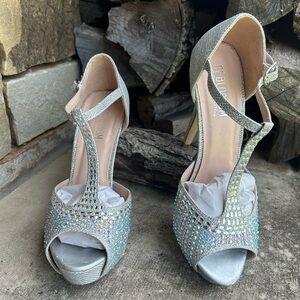 De Blossom Silver T-Strap Heels with Rhinestone Embellishments heels Sz-7.5. Ps